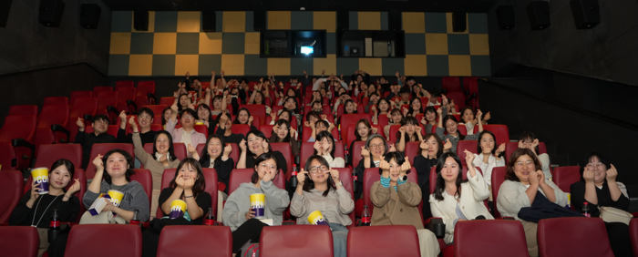 '프라이빗 시네마 데이'에 참석한 아이티센그룹 임직원들이 기념촬영을 하고 있다.