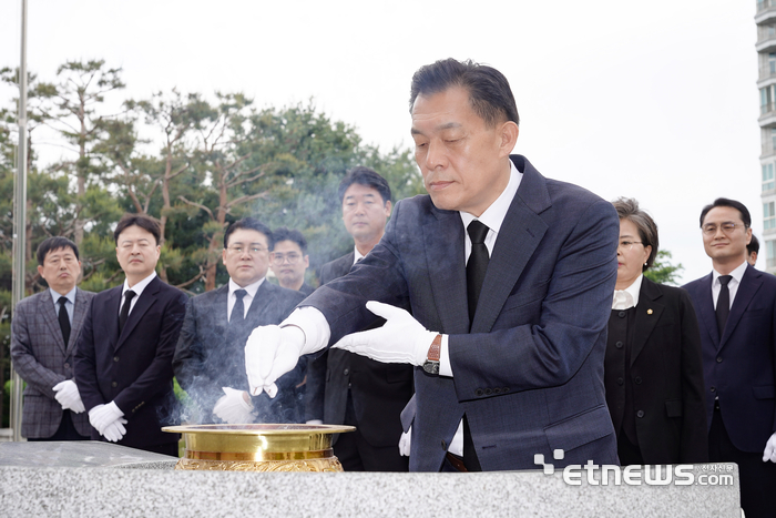 이재준 더불어민주당 수원시장 후보가 11일 오전 예비후보 등록을 마치고 현충탑을 찾아 순국선열을 기렸다.