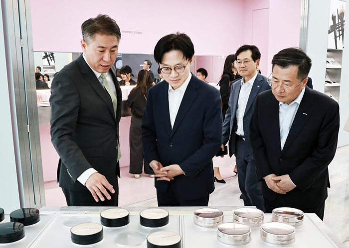 K-수출스타 500 업종별 대표기업 간담회가 12일 서울 성동구 정샘물뷰티스토어에서 열렸다. 김정관 산업통상부 장관이 유재웅 정샘물뷰티 부사장의 안내를 받으며 플래그십 스토어를 둘러보고 있다. 산업통상부 제공