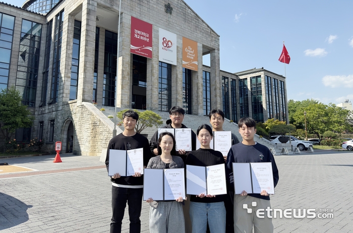 앞줄 왼쪽부터 윤정화, 김다은, 이성호 학생, 뒷줄 왼쪽부터 정세윤, 남재두, 이재용 학생