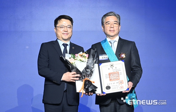 제23회 자동차의 날 행사가 12일 서울 서초구 JW메리어트호텔에서 열렸다. 금탑산업훈장을 수상한 장재훈 현대자동차 부회장과 문신학 산업통상부 차관이 기념촬영 하고 있다. 박지호기자 jihopress@etnews.com