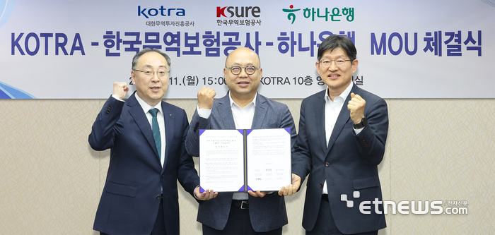 하나은행은 지난 11일 대한무역투자진흥공사(코트라), 한국무역보험공사와 함께 국내 수출기업의 안정적인 해외 진출과 수출 확대 지원을 위한 업무협약을 체결했다. 이날 코트라 본사에서 진행된 협약식에서 이정현 외환사업단 상무(왼쪽)가 강상엽 코트라 부사장(가운데), 장진욱 한국무역보험공사 부사장과 함께 협약서를 들고 기념 촬영하고 있다. [사진= 하나은행 제공]