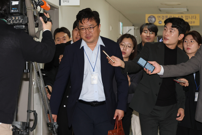 삼성전자 대표교섭위원인 김형로 부사장이 12일 세종시 정부세종청사 중앙노동위원회에서 열린 2차 사후조정회의에 참석하고 있다.