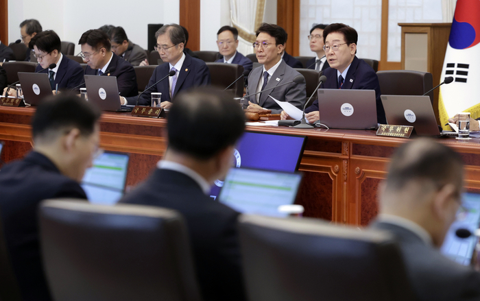 이재명 대통령이 12일 청와대에서 국무회의 겸 비상경제점검회의를 주재하고 있다. (사진=연합뉴스)