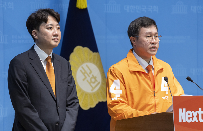 개혁신당 김성열 최고위원이 12일 국회 소통관에서 이준석 대표가 지켜보는 가운데 6ㆍ3 국회의원 재보선 경기 하남갑 보궐선거 출마 기자회견을 하고 있다. 연합뉴스