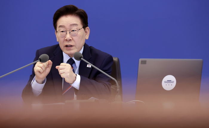이재명 대통령이 12일 청와대에서 열린 국무회의 겸 비상경제점검회의에서 발언하고 있다. 연합뉴스