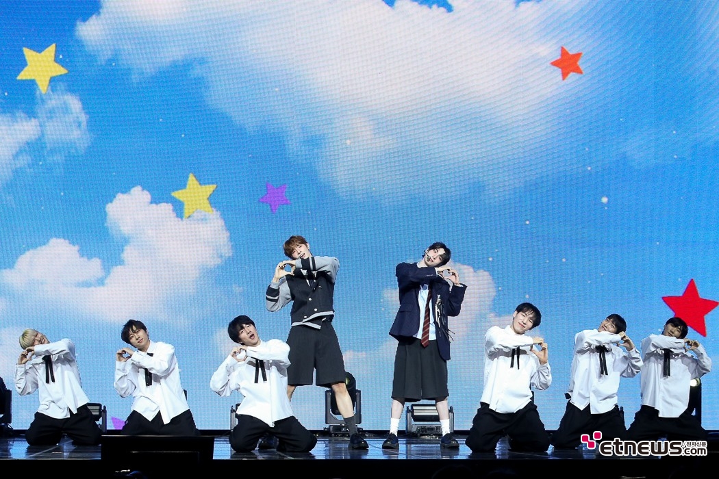 [ET포토] 플레어유, '청량한 블루를 배경으로'