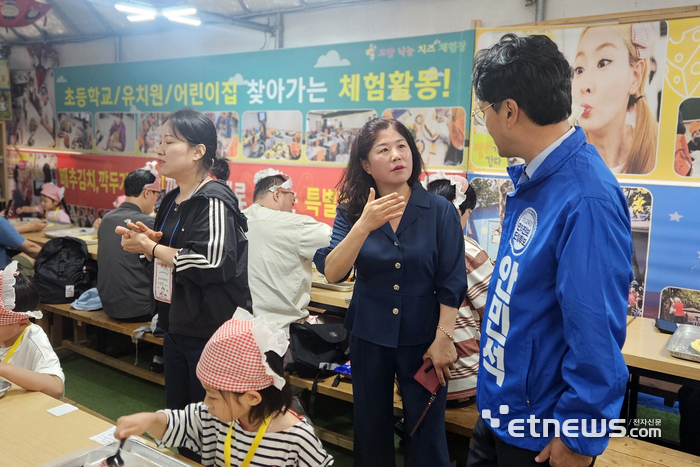 안민석 경기도교육감 민주진보 단일후보가 13일 고양낙농치즈체험장에서 현장체험학습 관계자들과 운영상 어려움과 지원 방안을 논의하고 있다.