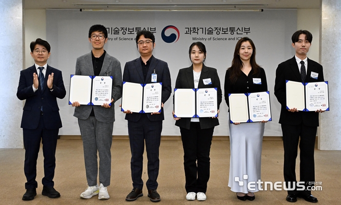 [포토] 신SW 상품대상 2·4월상 수상기업 개발자들