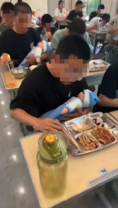 중국의 한 특수학교가 이른바 '말썽 학생'으로 여겨지는 청소년들에게 인형 육아 체험을 시키는 이색 프로그램을 운영해 관심을 끌고 있다. 사진=SCMP