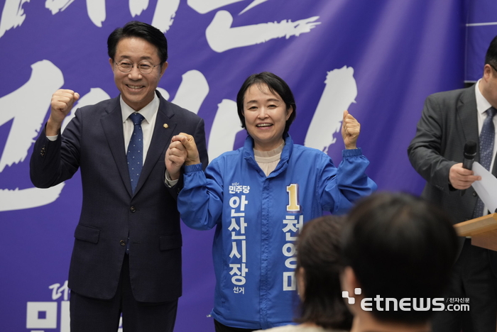 천영미 더불어민주당 안산시장 후보가 11일 선거사무실을 찾은 조정식 더불어민주당 국회의장 후보와 기념 촬영했다.