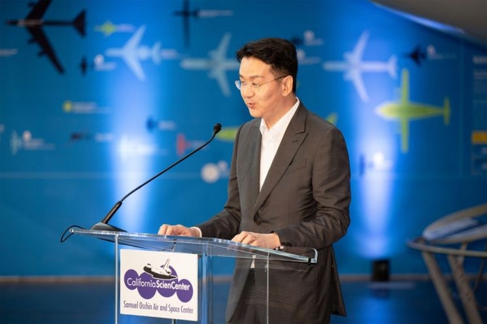 조원태 한진그룹 회장이 캘리포니아 과학 센터 '대한항공 항공 전시관'에서 열린 보잉 747 항공기 공개 기념식에서 기념사를 하고 있다.