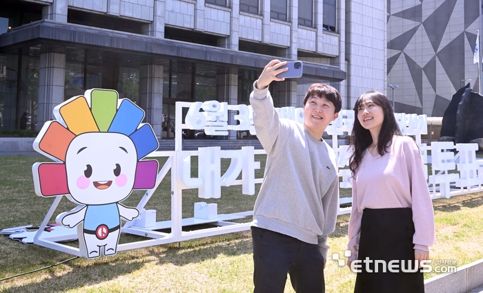[포토] 서울시선관위, 프레스센터 앞에 선거 독려 조형물 설치