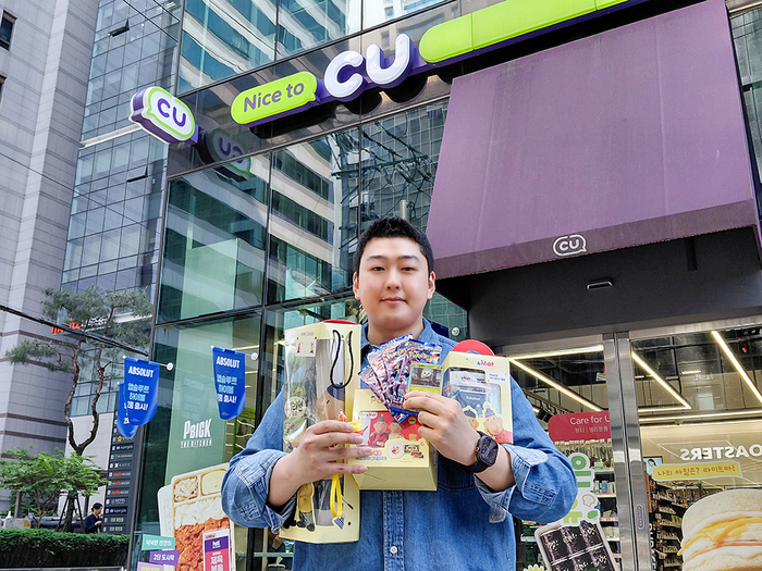 CU는 어린이날 시즌 선보인 지식재산권(IP) 협업 캐릭터 상품들이 출시 즉시 완판 행진을 이어가고 있다고 13일 밝혔다.