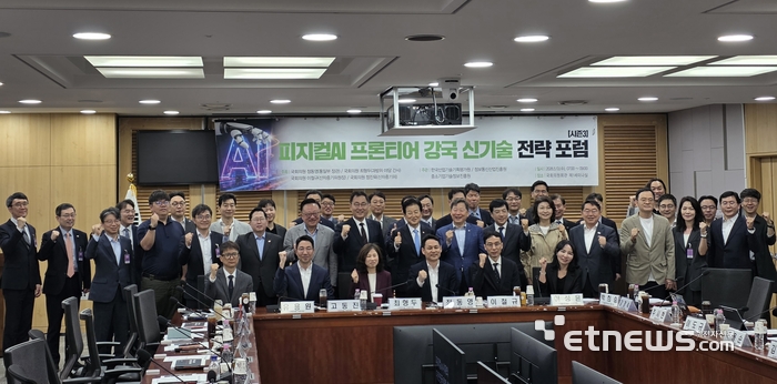 포럼 참석자들은 피지컬 AI 로보틱스 경쟁이 휴머노이드 완제품 개발에 그치지 않는다고 봤다. 로봇 부품 표준화, 공공 실증, 민간 수요 창출, 데이터 축적, 보험·안전 기준, 개인정보 규제 개선, 중소기업 지원, 대기업과 스타트업 협력, 대학 기반 창업 생태계가 함께 구축돼야 한다는 데 의견이 모였다.