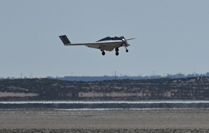 미국 국방고등연구계획국(DARPA)의 하이브리드 전기 무인시험기 'XRQ-73'가 미국 캘리포니아 에드워즈 공군기지에서 이륙하고 있다 / Northrop Grumman