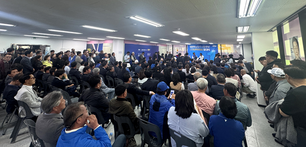 △지난 9일 오후 4시, 당원 및 시민 250여 명이 참석한 가운데 더불어민주당 최현덕 남양주시장 후보가 '용광로 선대위' 발대식을 개최 하고 있다.