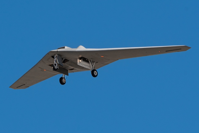 팜데일 공군기지에 착륙 중인 RQ-170 센티넬. RQ-170 센티넬은 미국 공군이 현재 운용 중인 스텔스 정찰 무인기다. 비교적 정제된 형상을 가진 RQ-170과 달리 XRQ-73은 시험용 플랫폼으로, 새로운 기술을 탑재하는 과정에서 외형이 지속적으로 변화하는 특징이 있다. / 엑스 @AircraftSpots