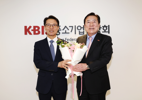 (왼쪽부터) 김진오 저고위 부위원장과 김기문 중앙회장이 13일 서울 여의도 중기중앙회에서 상견례를 갖고 저출생 대응 현안과 중소기업 지원 방안에 대해 논의했다.
