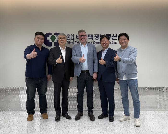 지난달 바이텍정보통신을 방문한 스노우플레이크 아시아태평양 및 일본지역 파트너 얼라이언스 부문 부사장 애쉬 일리스와 관계자들이 함께 촬영한 모습. 사진=바이텍정보통신