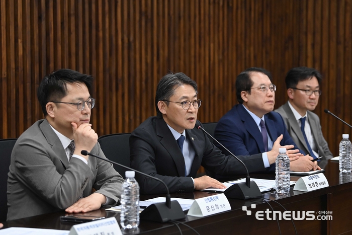 권대영 금융위원회 부위원장(왼쪽 두 번째)이 14일 오후 서울 서초구 자동차산업회관에서 문신학 산업통상부 차관(왼쪽 첫 번째)과 공동 주재로 '민관합동 미래차 전환 간담회' 겸 '미래차 부품산업 협의체' 출범식을 개최했다. [사진= 금융위 제공]