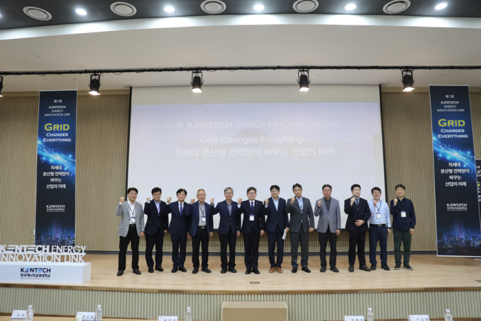 제1회 산학네트워킹 단체 사진 촬영.
