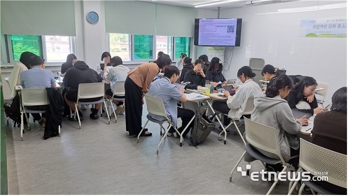 분당아람고 3학년 재학생들이 챗GPT를 이용해 자기소개서 작성법을 익히고 있다.