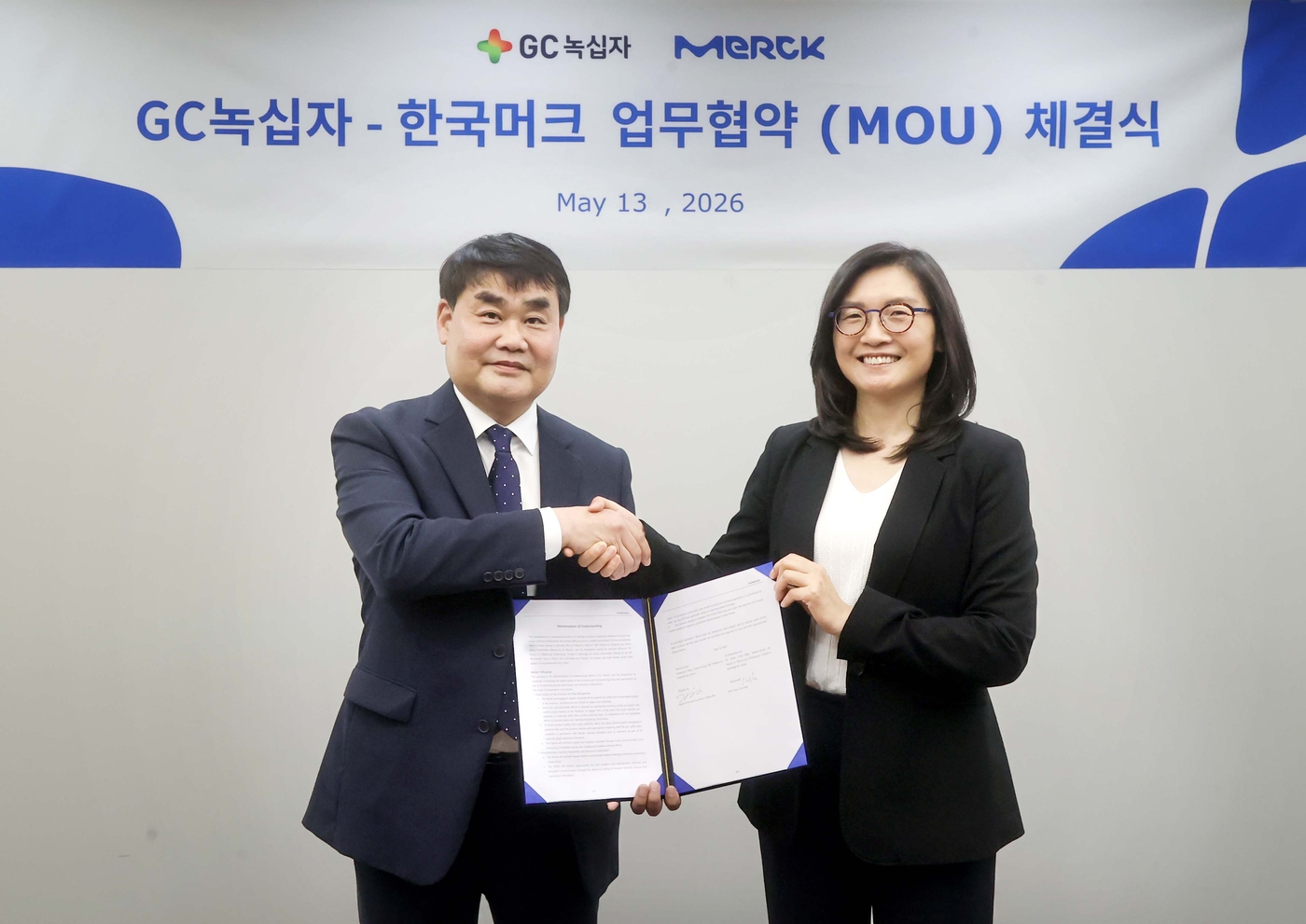 (왼쪽부터)신웅 GC녹십자 운영 총괄 부문장과 김영임 머크 라이프사이언스 프로세스 솔루션 비즈니스 대표.