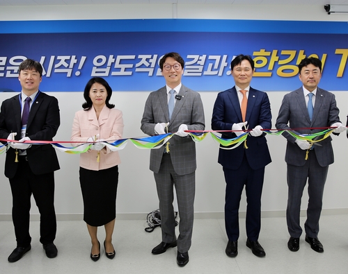 13일 서울 마포구 도화동에서 곽희필 ABL생명 대표(사진 가운데) 및 임직원들이 개소식 기념촬영을 하고 있다.(사진=ABL생명)