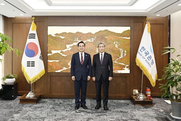 박홍근 기획예산처 장관이 5월 14일 오전 서울 중구 한국은행에서  신현송 한국은행 총재와 기념 촬영을 하고 있다. (사진=기획예산처)
