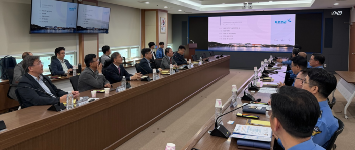 KIOST와 해양경찰청은 기후재난과 해양사고에 공동 대응하기 위한 협력 방안을 논의했다.