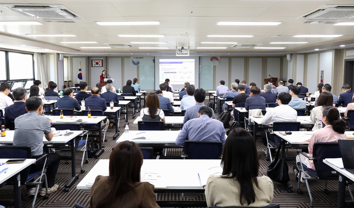 중소기업중앙회가 제38회 중소기업주간을 맞아 14일 '협동조합 글로벌 진출전략 설명회'를 개최했다.