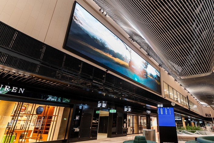 LG전자가 독일 프랑크푸르트 공항 3터미널에 대형 LED 사이니지 등 상업용 디스플레이 솔루션을 공급했다. 사진은 독일 프랑크푸르트 공항 3터미널 중앙에 위치한 '마켓 플레이스'로, 양 쪽에 LG전자의 대형 LED 사이니지가 설치됐다.