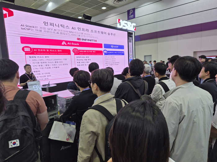'AI EXPO KOREA 2026'에서 인피니틱스 가성욱 이사가 발표를 진행하고 있다.(사진제공: 디에스앤지)