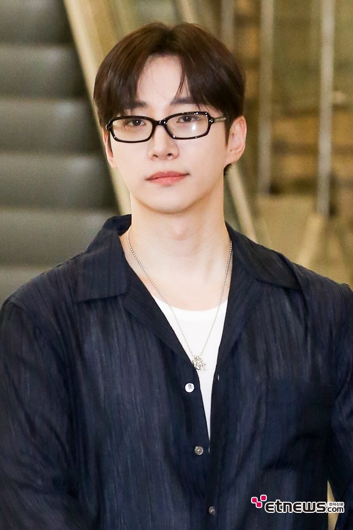 [ET포토] 이준호, '사각 안경을 써도 부드러운 인상'