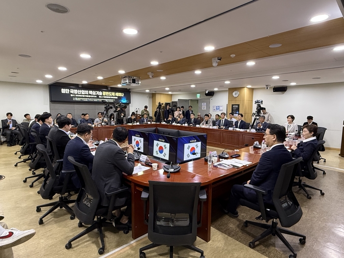 한국광융합산업진흥회(KAPID)는 15일 국회의원회관 제8간담회실에서 '첨단 국방산업의 핵심기술, 광반도체 세미나'를 열고 광반도체 생태계 구축을 본격 논의했다.