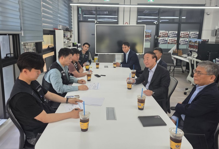 전영현 삼성전자 디바이스솔루션(DS)부문 부회장(오른쪽 아래에서 두번째) 등 반도체 사업 경영진이 15일 평택캠퍼스에 위치한 노조 사무실을 찾아 삼성전자노동조합 공동투쟁본부와 대화하고 있다. (사진=삼성전자 노조)