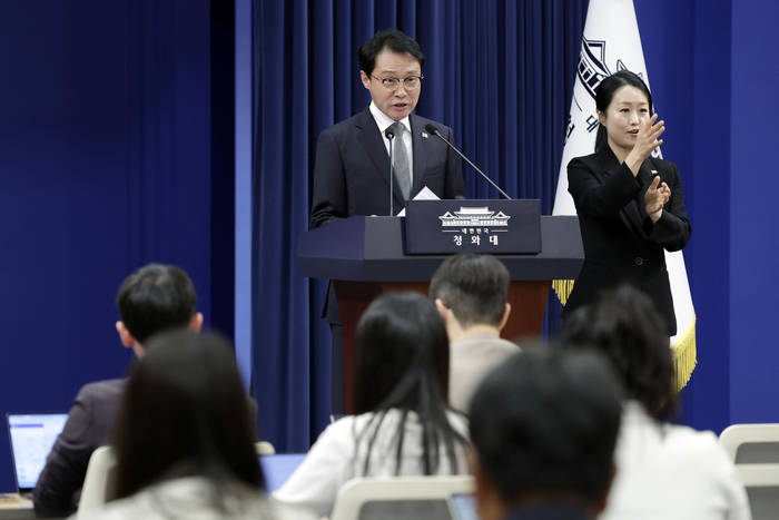 이규연 홍보소통수석이 15일 청와대 기자회견장에서 정부 인사 발표 관련 브리핑을 하고 있다. 연합뉴스