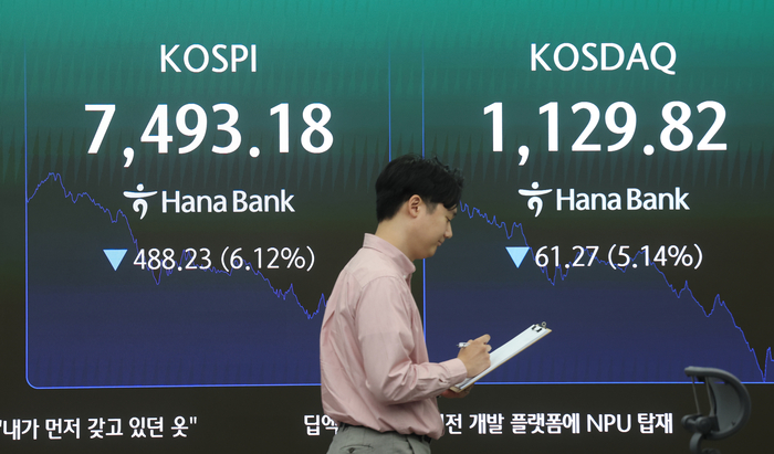 서울 중구 하나은행 딜링룸에서 직원이 업무를 보고 있다. (사진=연합뉴스)