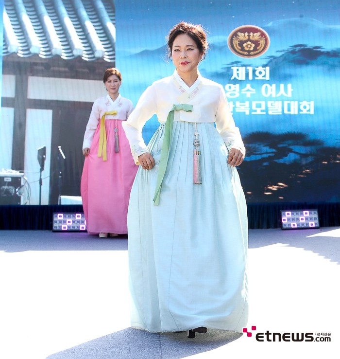 [ET포토] 제1회 육영수 여사 정통한복모델대회, '육영수 여사 콘셉트 한복 오프닝 런웨이'