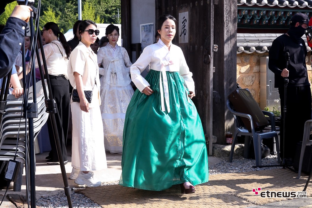 [ET포토] 제1회 육영수 여사 정통한복모델대회, '설렘 가득한 입장'