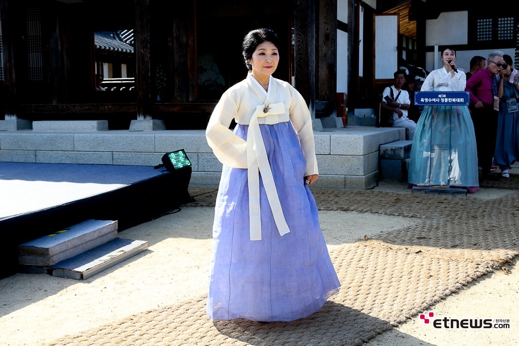 [ET포토] 제1회 육영수 여사 정통한복모델대회, '심사전 인사하는 참가자'