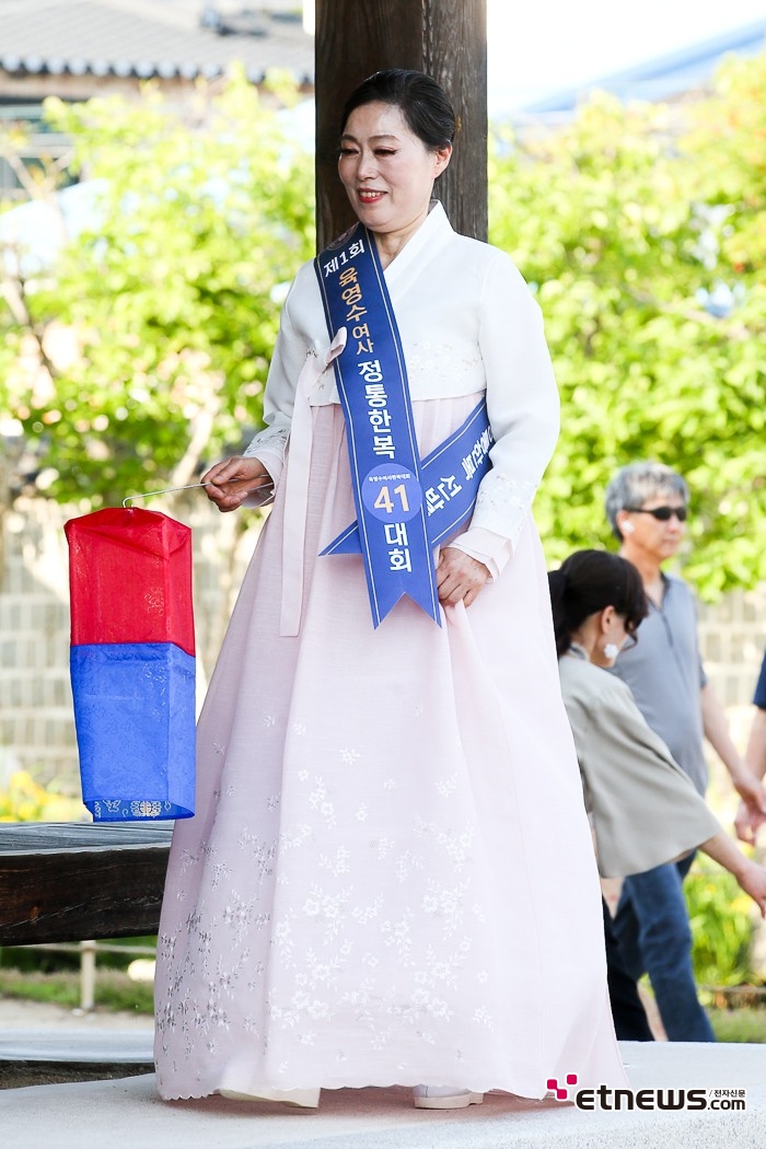 [ET포토] 제1회 육영수 여사 정통한복모델대회, '정갈한 한복 자태'