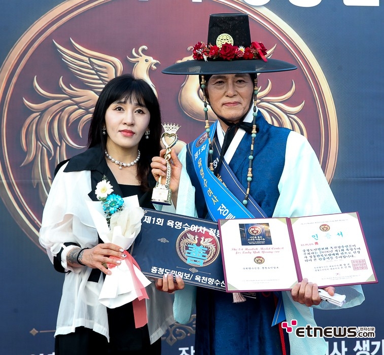 [ET포토] 제1회 육영수 여사 정통한복모델대회, '유인갑 65PLUS 선에 선정'
