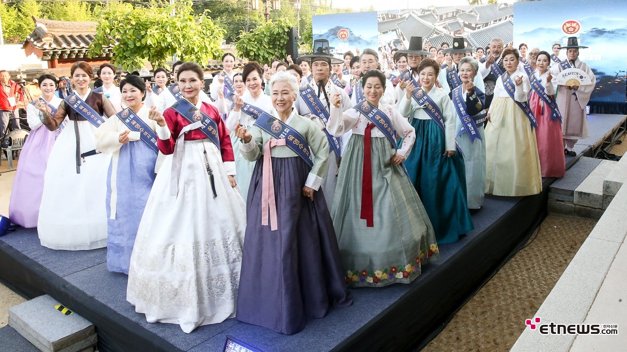 [ET포토] 제1회 육영수 여사 정통한복모델대회, '모든 참가자들이 하트'