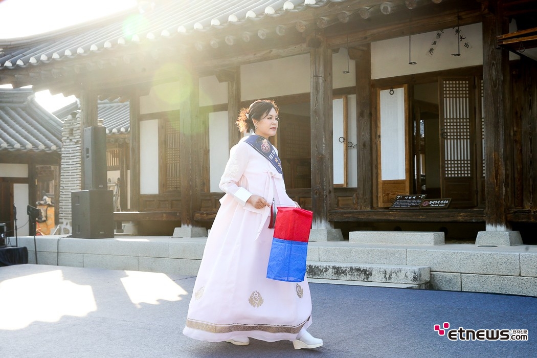 [ET포토] 제1회 육영수 여사 정통한복모델대회, '심플해도 우아한 한복의 멋'