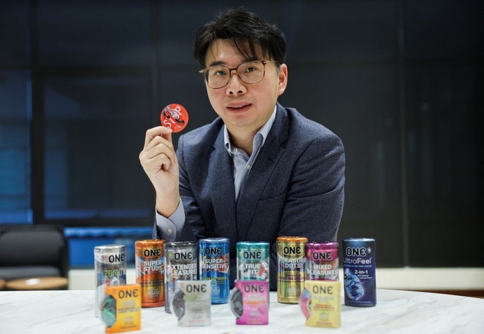 세계 최대 콘돔 제조사인 말레이시아 기업 '카렉스'의 고 미아 키앗 최고경영자(CEO)가 자사 제품을 들어보이고 있다. 사진=로이터 연합뉴스