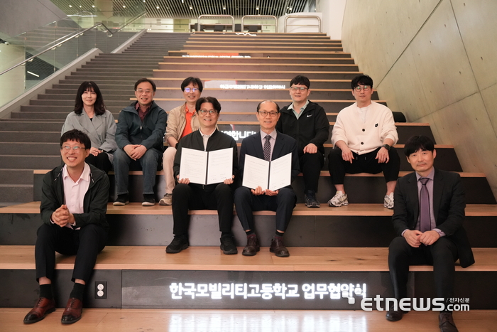 김주한 한국모빌리티고등학교 교장(오른쪽 네 번째)과 박산순 LG디스커버리랩 교육사업팀장이 13일 서울 강서구 LG디스커버리랩 서울에서 AI 교육 업무협약을 체결하고 기념 촬영했다.