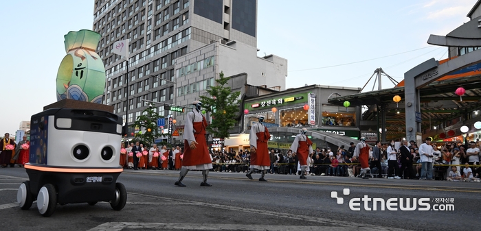 [포토] 로봇스님과 함께하는 연등행렬