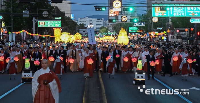 [포토] 로봇스님과 함께하는 연등행렬